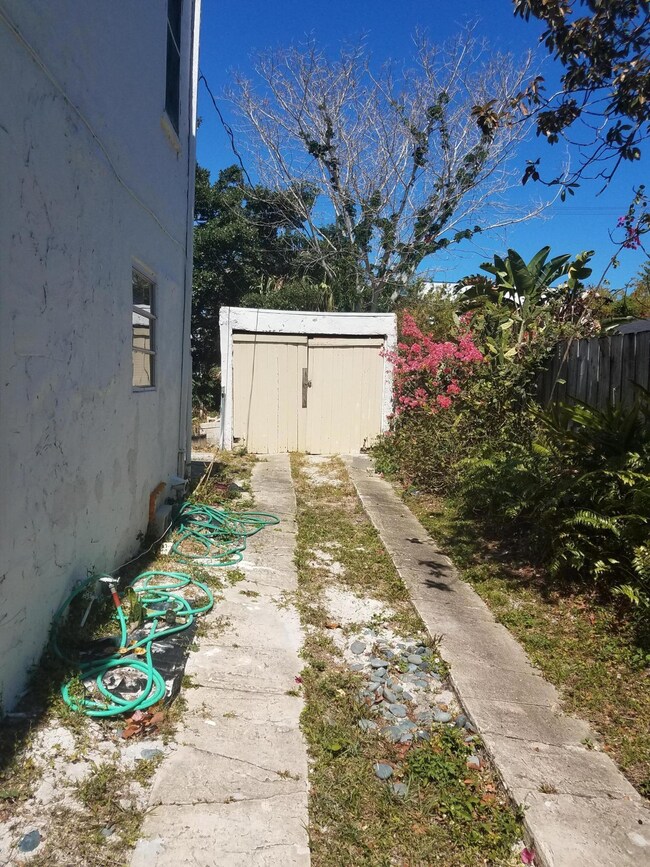 947 39th Ct, West Palm Beach, FL 33407 - photo 2