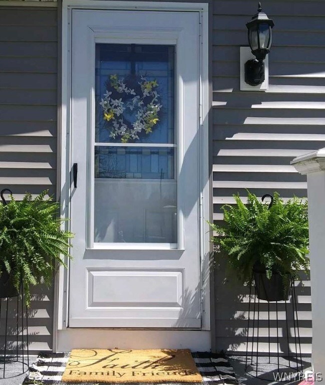 VINYL SIDING - FRONT ENTRY