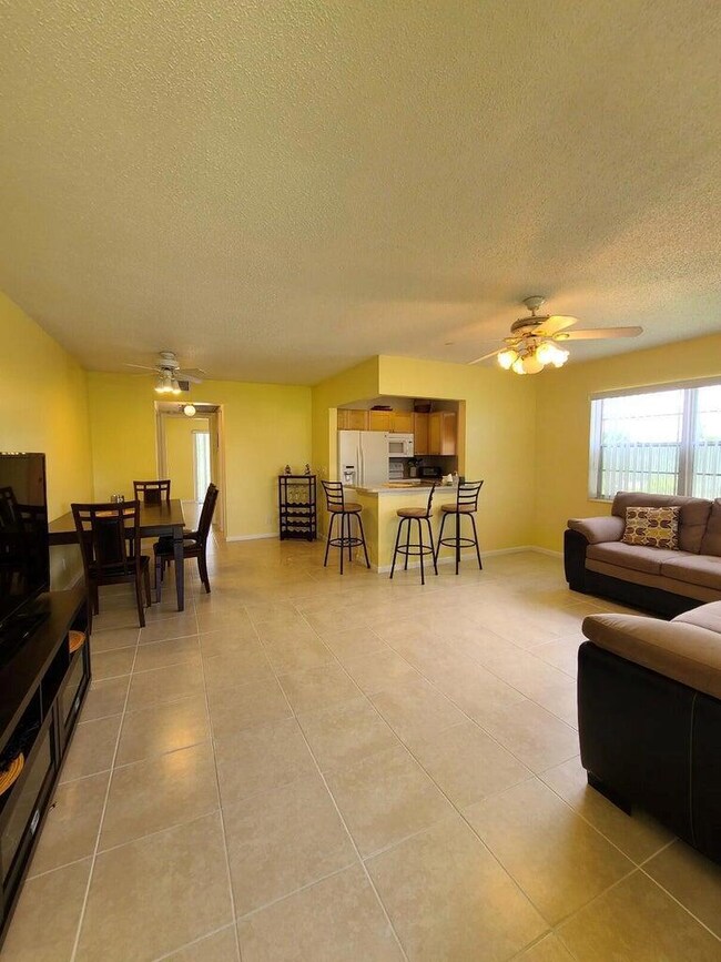 133 Camden E unit F, West Palm Beach, FL 33417 - photo 3