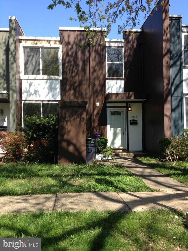 11180 Forest Edge Dr, Reston, VA 20190 - photo 2