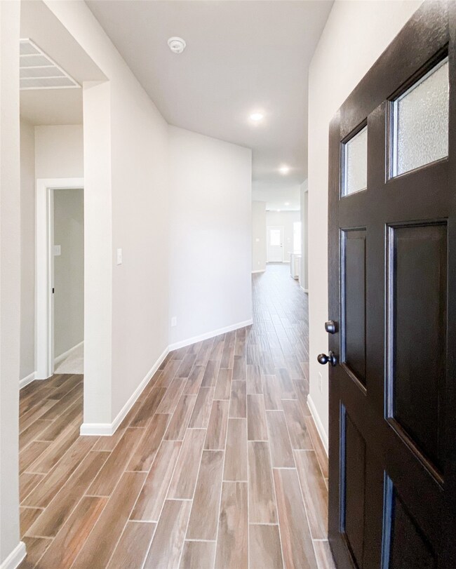 This beautiful home has a formal entry way and 10' ceilings and tile floors all through the common area!