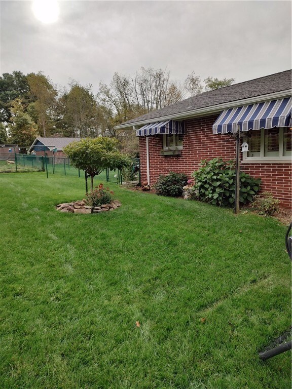Newer awnings give a special feel, fenced areas 9f