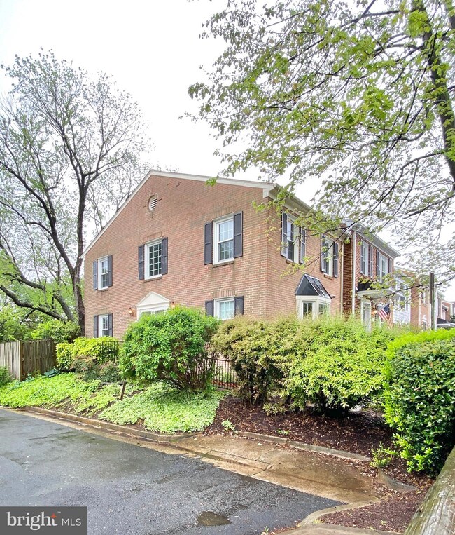 1333 Chetworth Ct, Alexandria, VA 22314 - photo 2