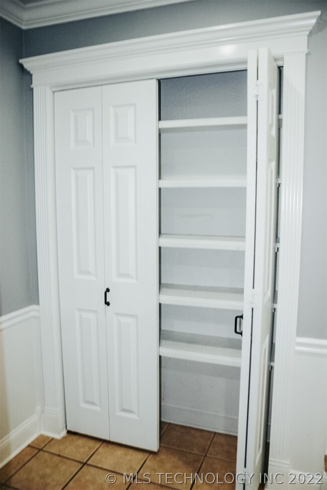 Nice size pantry for storage just off the garage e