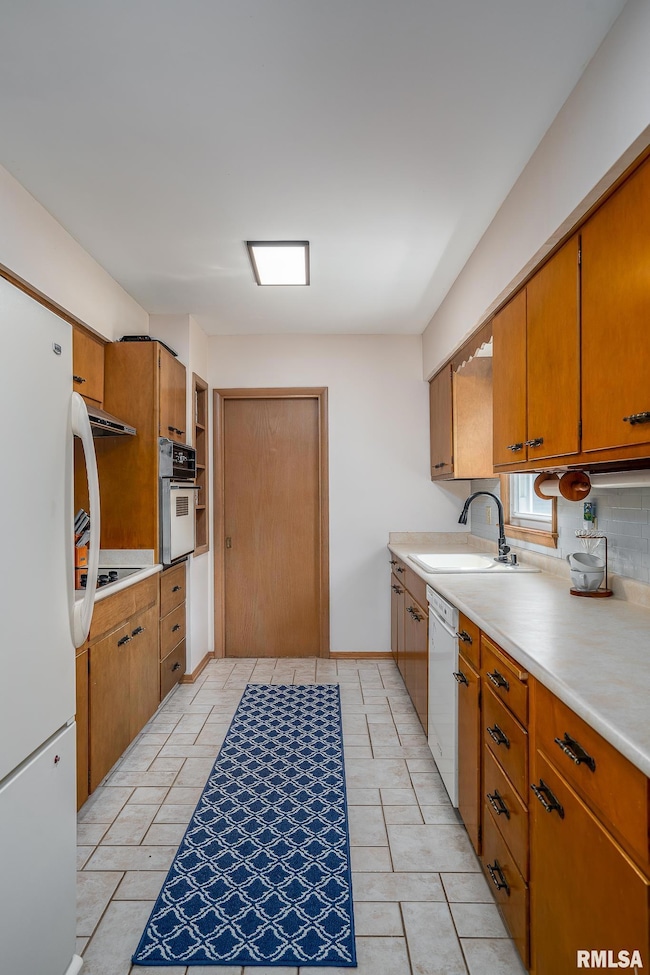 2417 W 18th St, Davenport, IA 52804 - photo 5