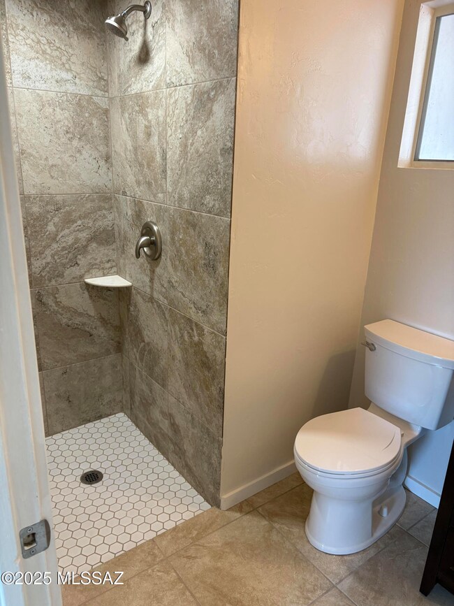 537 N Kino Springs Master bathroom