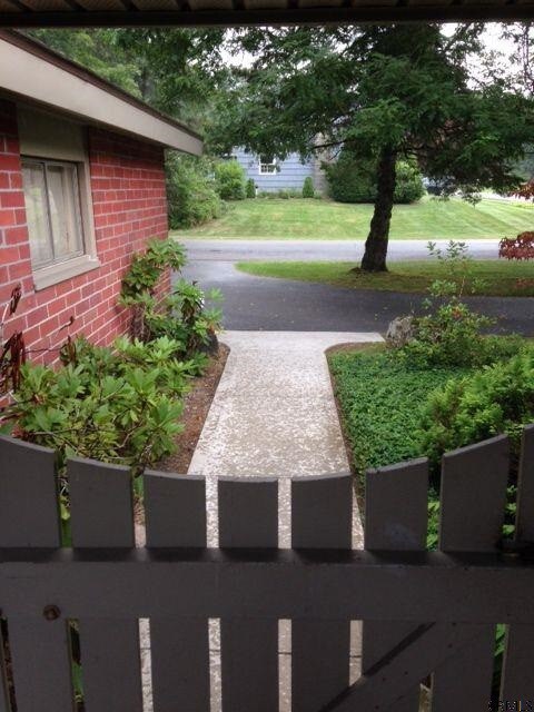 11 Daphne Dr, Schenectady, NY 12302 - photo 2