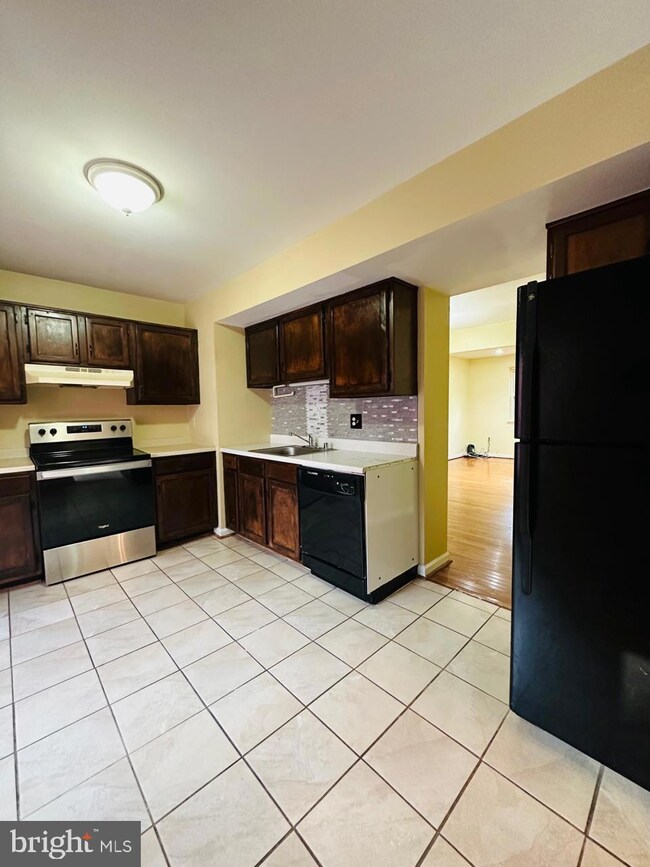 9618 Lindenbrook St, Fairfax, VA 22031 - photo 2