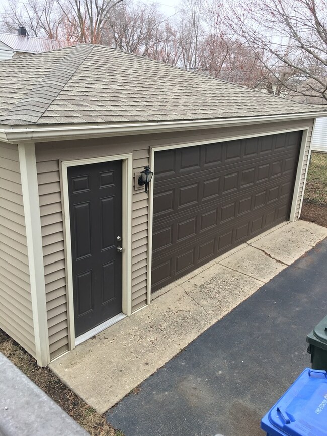 118 Del Rio Rd, Carpentersville, IL 60110 - photo 2