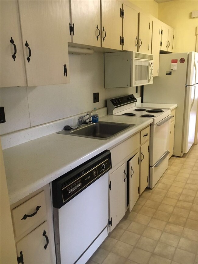 163 Pleasant St unit 2W, Concord, NH 03301 - photo 3