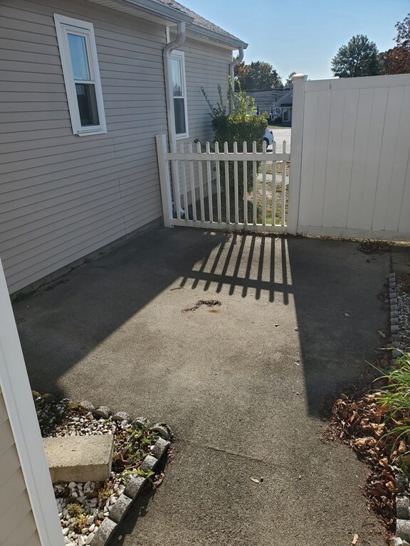 21 Mitchell Dr, Chicopee, MA 01022 - photo 3