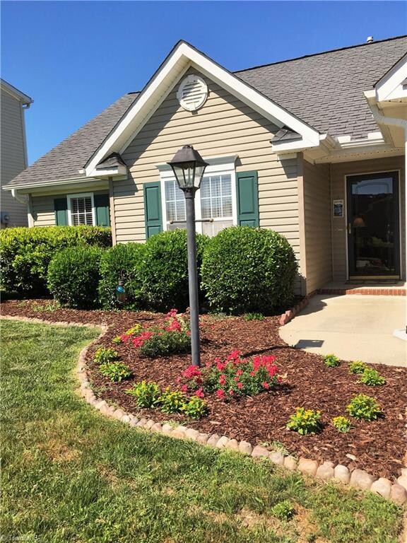 What a pretty entryway!