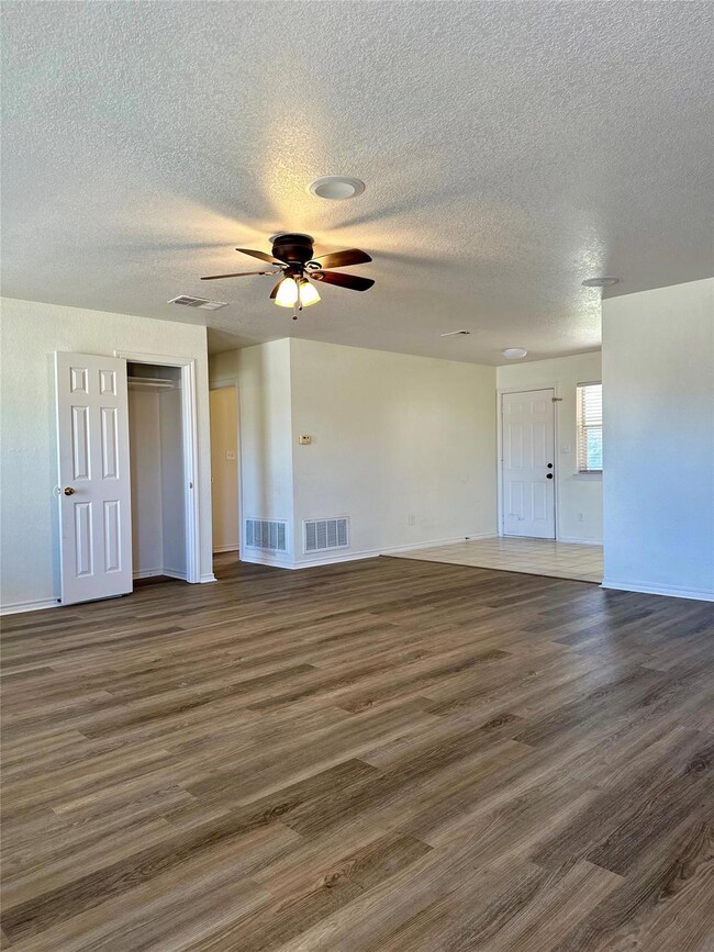 302 Kathy Ln, Granbury, TX 76049 - photo 4