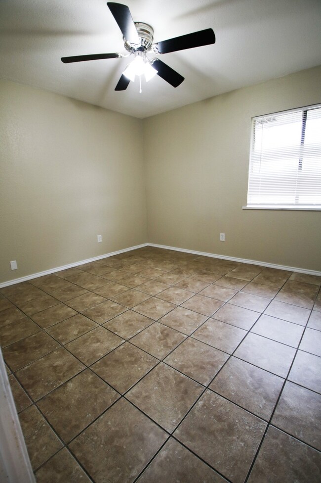 803 W Hutchinson St, Beeville, TX 78102 - photo 7