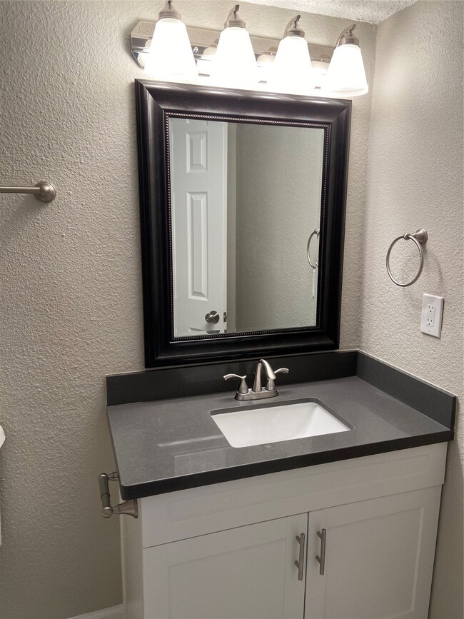 5630 Birchmont Dr unit C, Houston, TX 77091 - photo 5