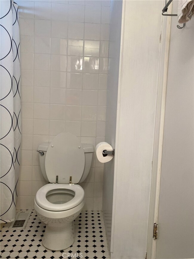 16473 Green Tree Blvd unit 33, Victorville, CA 92395 - photo 5