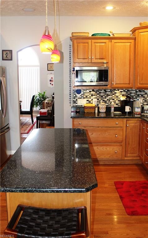 Granite counter tops, stainless steel appliances, 
