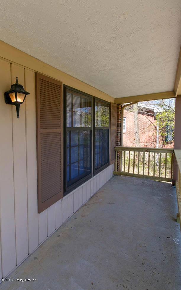 9018 Lantana Dr, Louisville, KY 40229 - photo 4