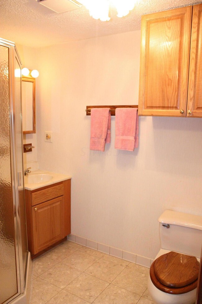 986 Harwood Dr, Columbus, OH 43228 - photo 4