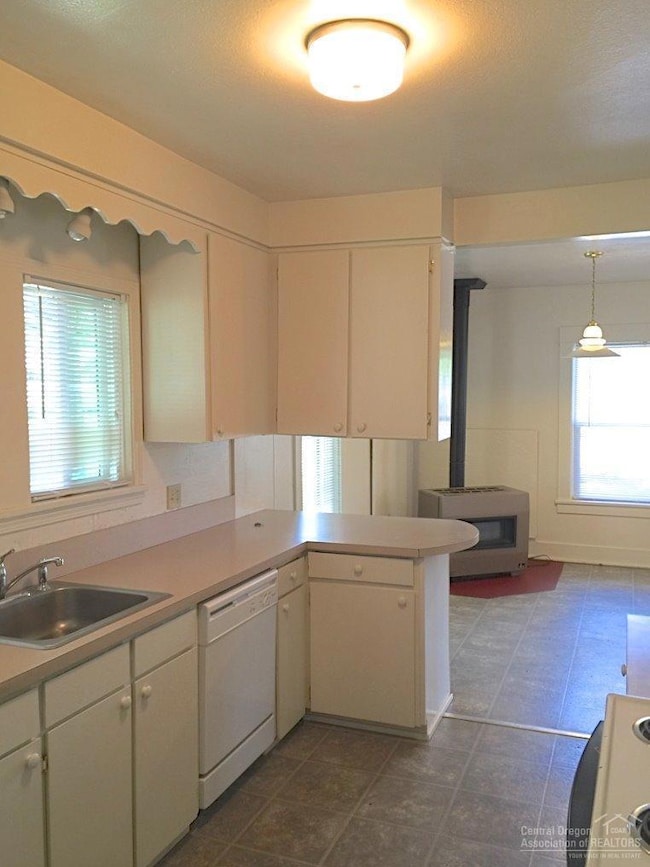 839 SW Cascade Ave, Redmond, OR 97756 - photo 5