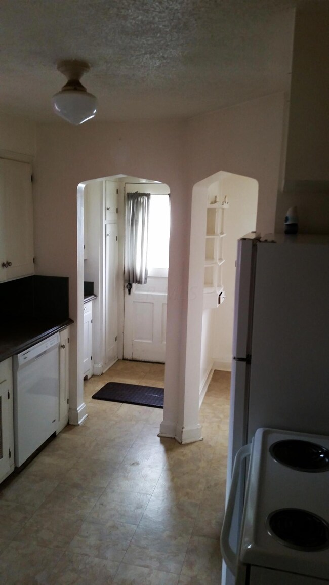 3040 Crescent Dr, Columbus, OH 43204 - photo 6