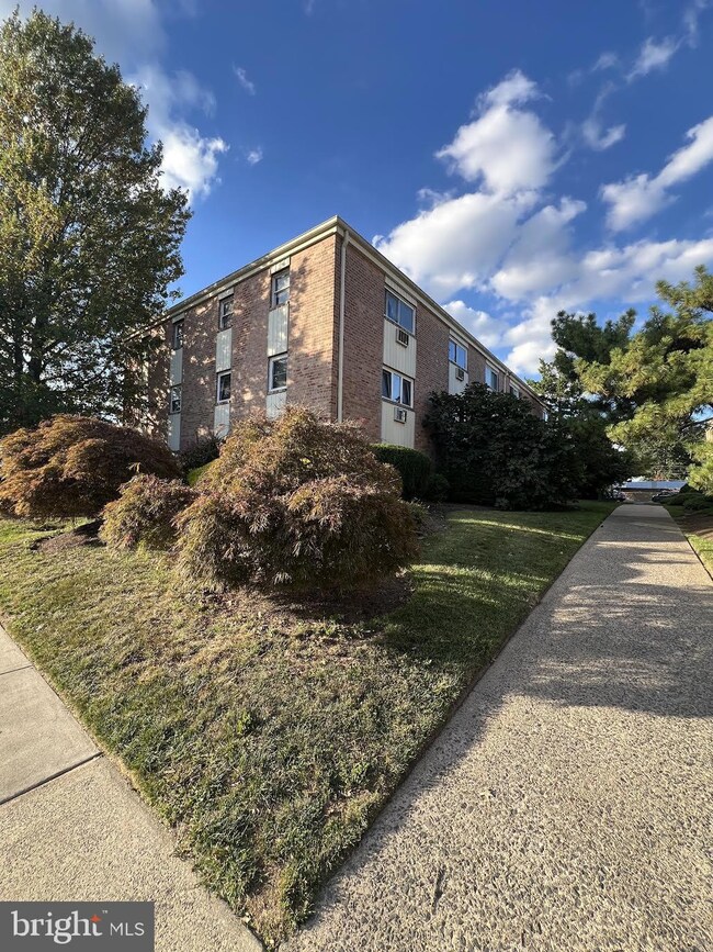 8125 W Chester Pike unit C5, Upper Darby, PA 19082 - photo 2