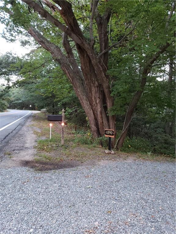 #4890 So.Cty.Tr is close to Route 1 and convenienc