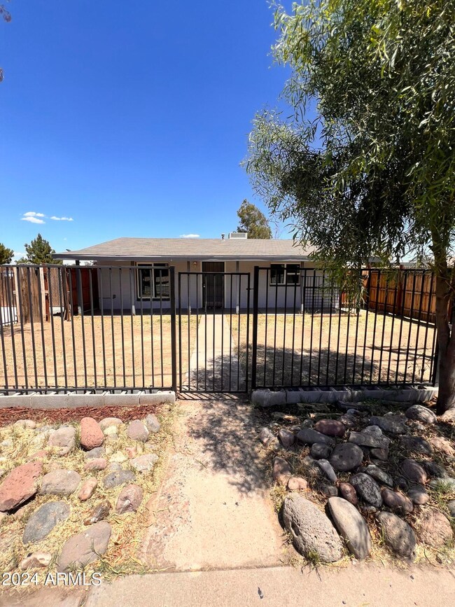 6211 N 51st Ave, Glendale, AZ 85301 - photo 2