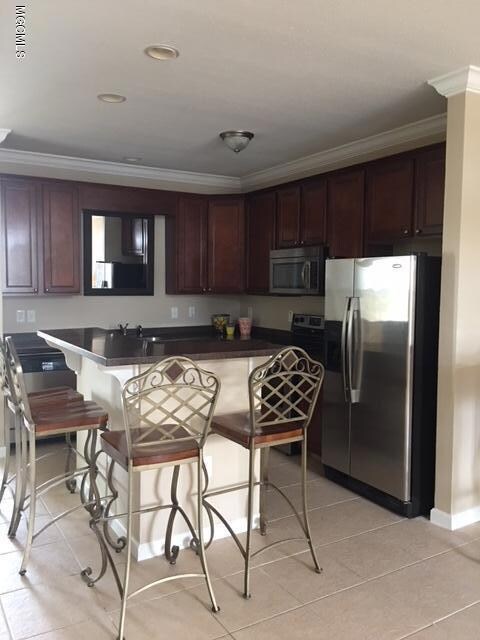 KITCHEN/BAR