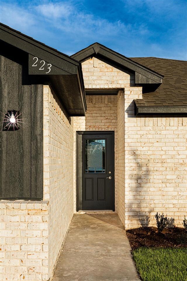 223 NW Sandstone Ave, Cache, OK 73527 - photo 2