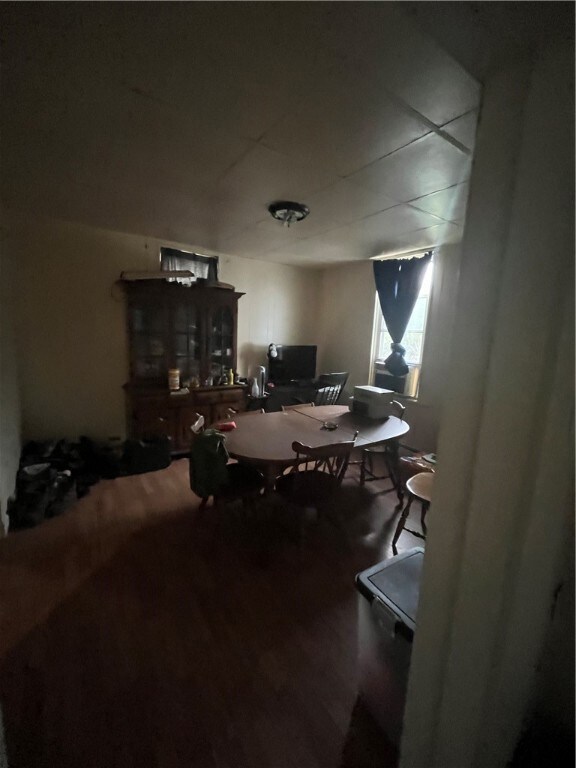 Large dining room with room for the whole family.