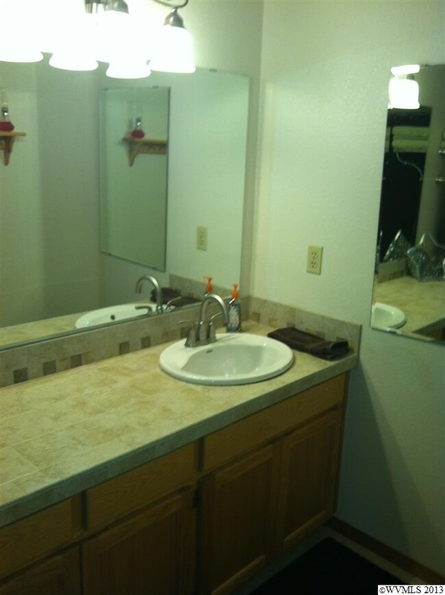 Full bath w/shower/tub