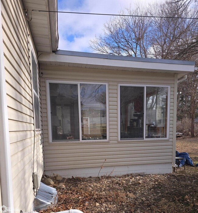 225 Martin Rd, Waterloo, IA 50701 - photo 4