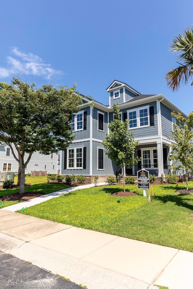 View of front of property featuring a front lawn
