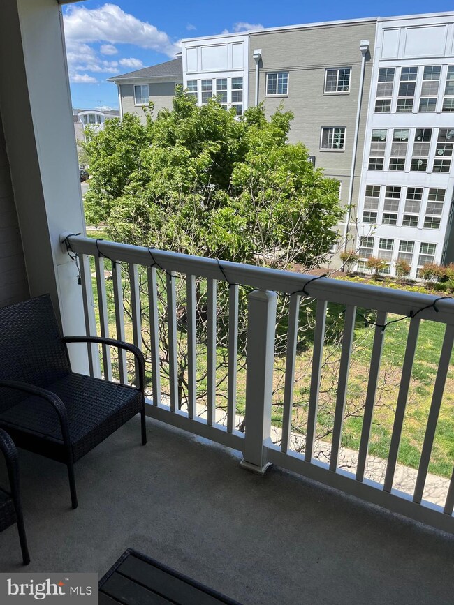 4081 S Four Mile Run Dr unit 401, Arlington, VA 22204 - photo 2