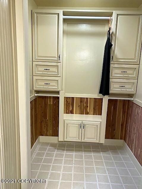 3280 Lakeview Dr - Master Closet