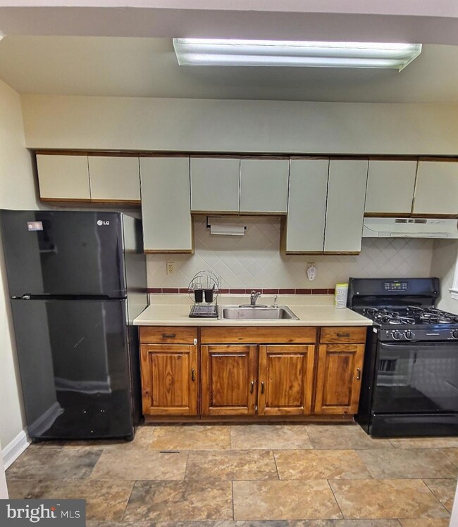 2820 Edgecombe Cir S, Baltimore, MD 21215 - photo 5