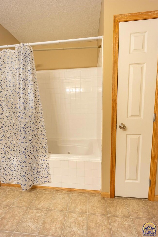4432 SE Oakview Ln, Topeka, KS 66609 - photo 7