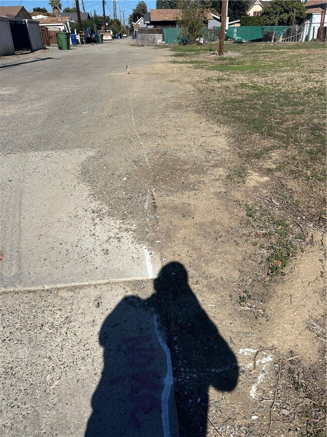 WATER AND SEWER IS IN THE ALLEY.