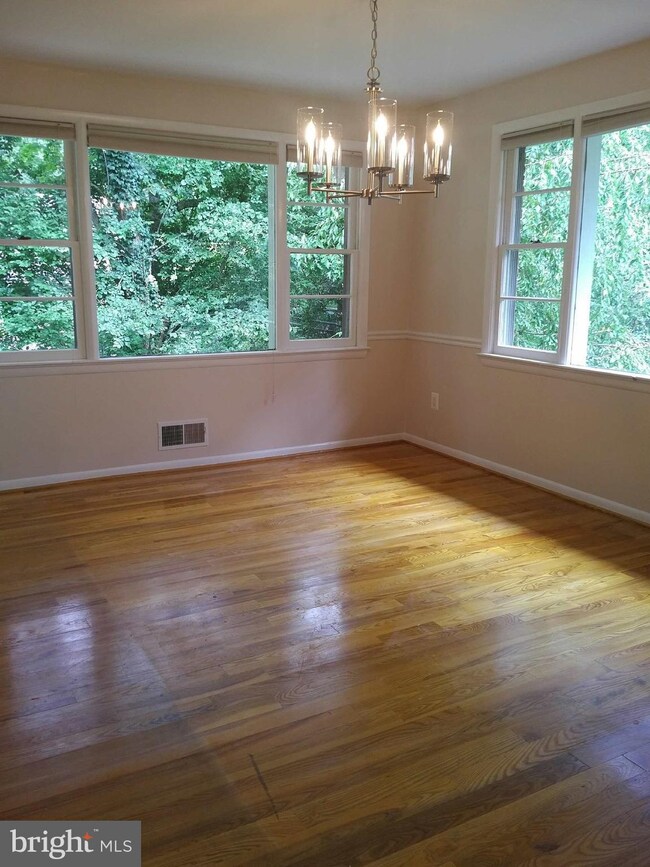 8813 Stonehaven Ct, Potomac, MD 20854 - photo 4