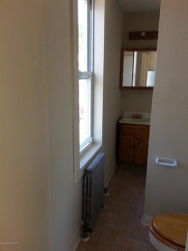 717 Monroe St unit 4, Stroudsburg, PA 18360 - photo 4