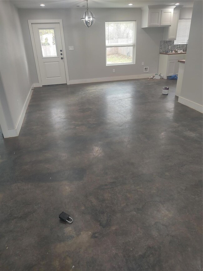 810 W Coffin St, Denison, TX 75020 - photo 5