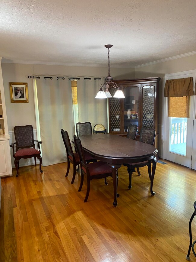 204 BUCK POINT DINING ROOM