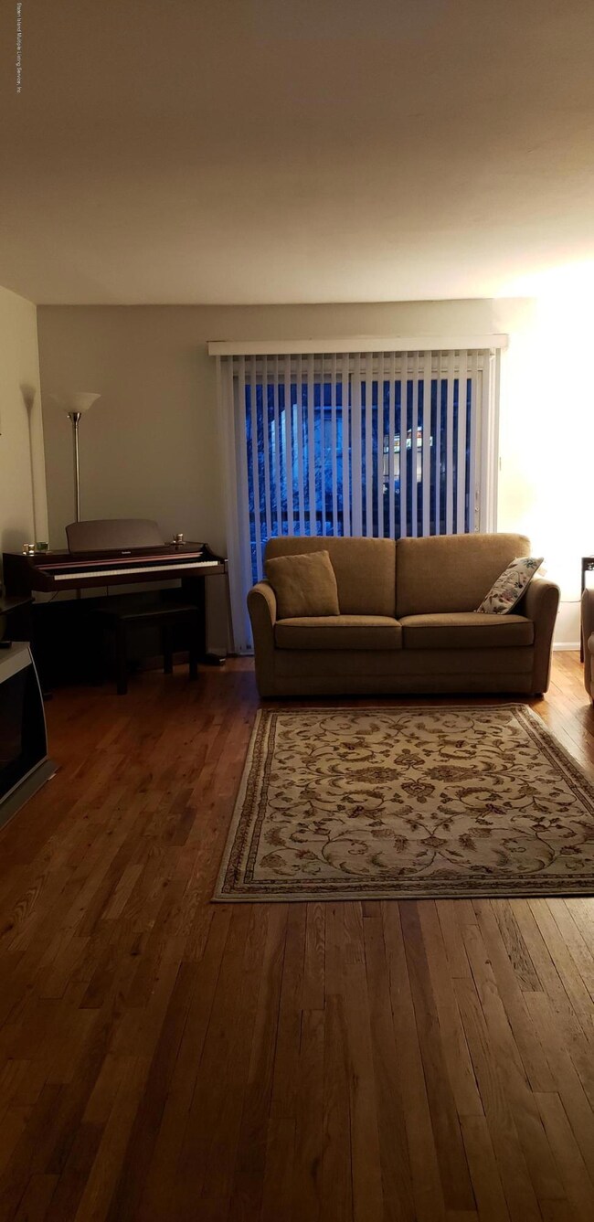 946 Clove Rd, Staten Island, NY 10301 - photo 5