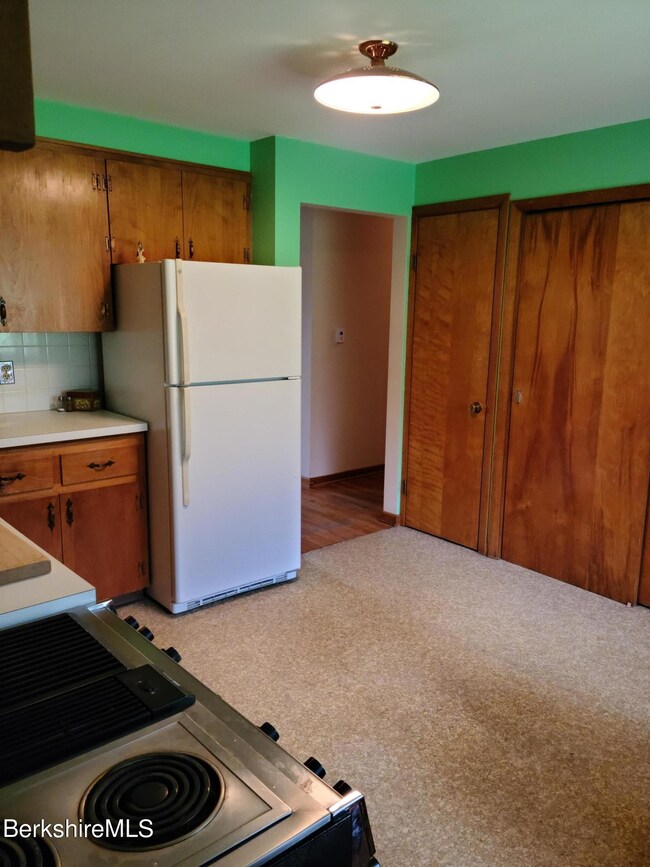 4 Glendale Dr, Adams, MA 01220 - photo 3