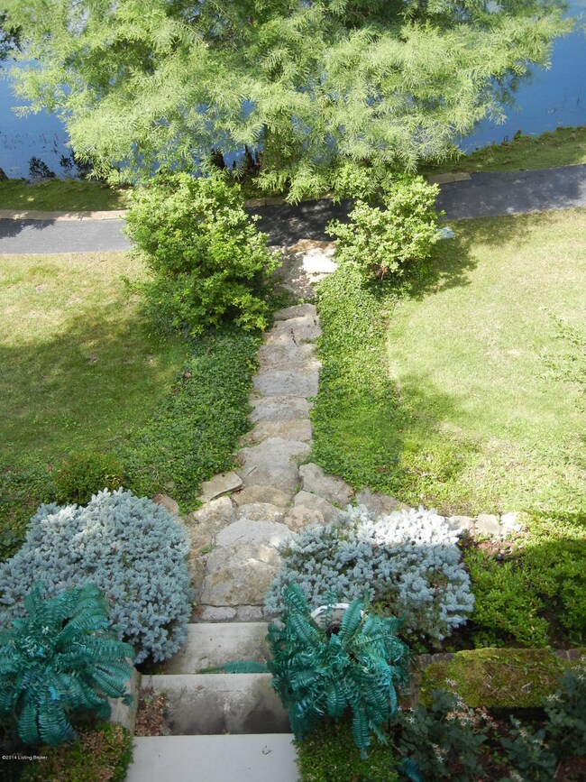 Pathway from lower level to lake