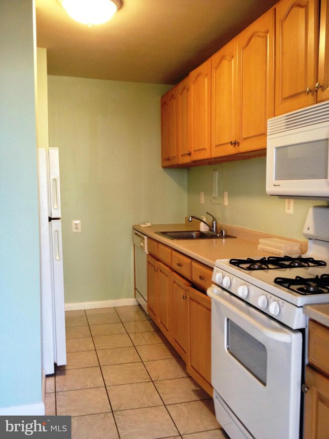 Columbia Condominiums unit 510, Arlington, VA 22204 - photo 5