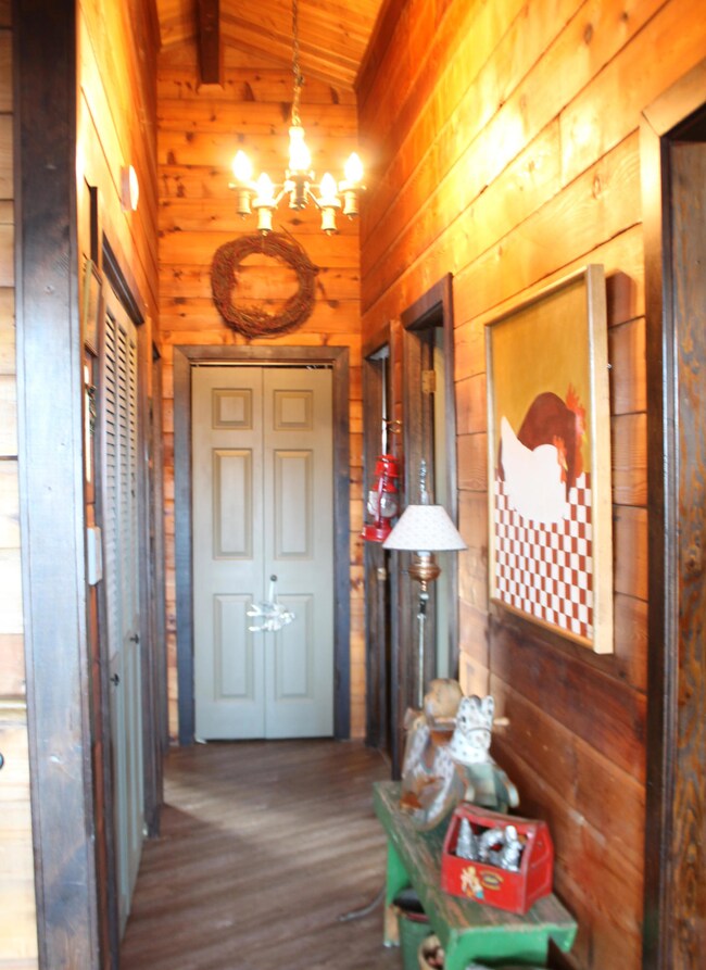 UPSTAIRS HALL<|><|>