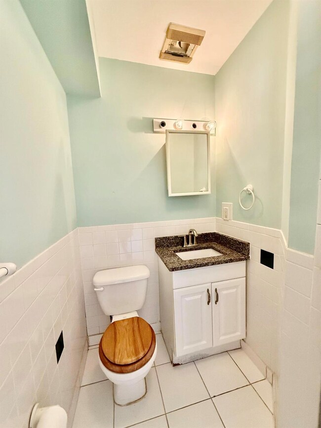 1475 NE Waveland Ave unit B, Jensen Beach, FL 34957 - photo 4