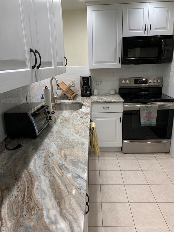 6 Hallmark Gardens unit 10, Burlington, MA 01803 - photo 4